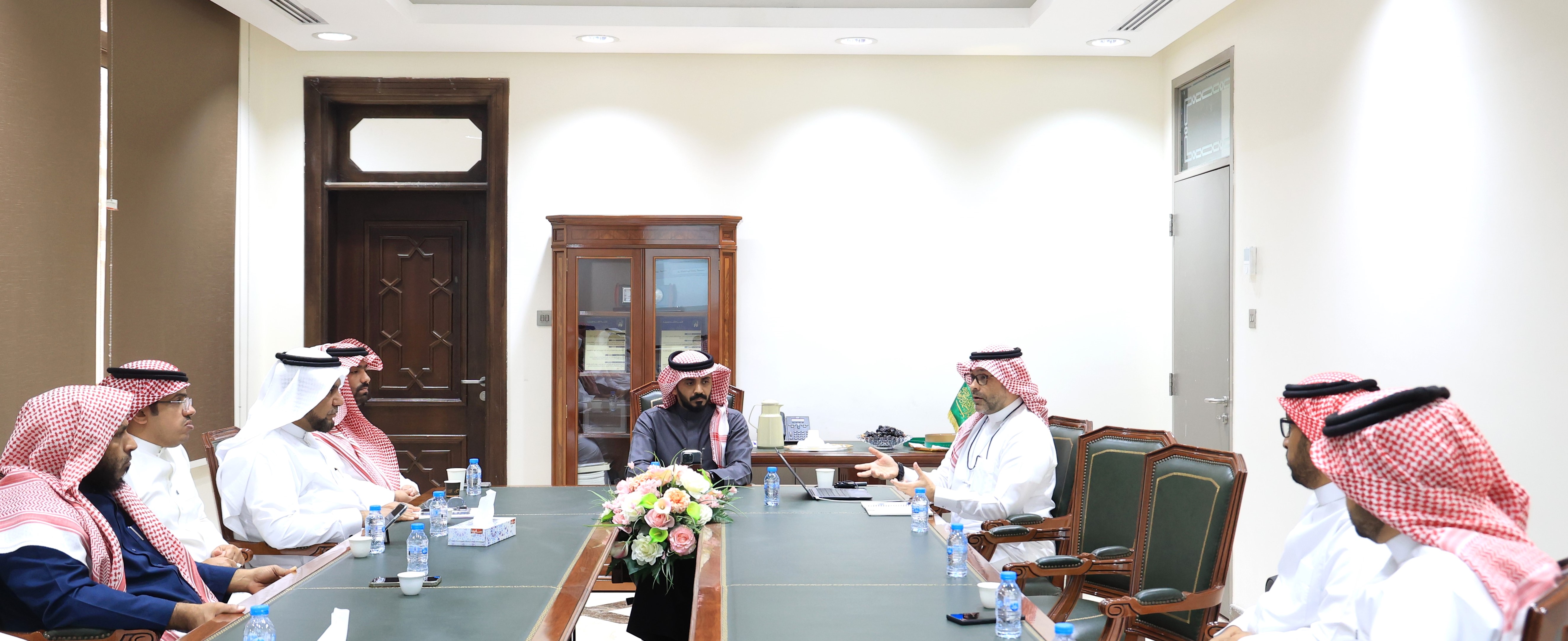 كلية اللغة العربية والدراسات الإنسانية تجتمع بهيئة تطوير المدينة لبحث التعاون في الأبحاث الاجتماعية والإنسانية